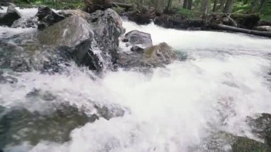 Dağ nehri ağır çekim dolomitleri Güney Tyrol İtalya