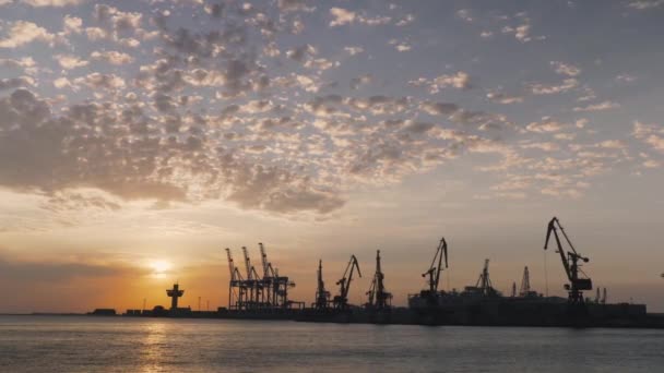 Porto de navio de carga ao nascer do sol — Vídeo de Stock