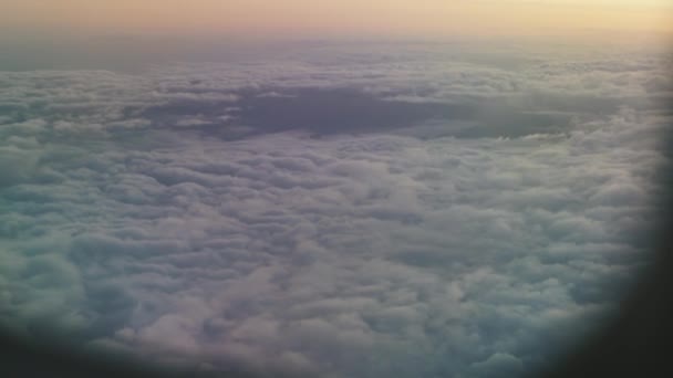 Uçağın penceresinden bulutlar görünüyor. — Stok video