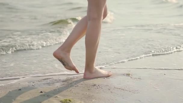 Pernas femininas no mar mulher andar na água — Vídeo de Stock