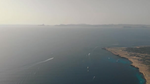 Mnoho jachty v zátoce na Forentera ostrov Cala Saona Bay — Stock video