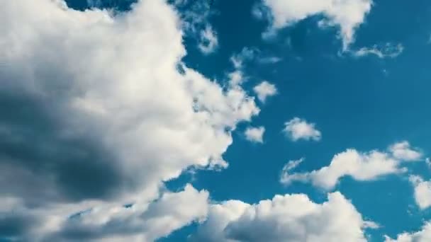 Nubes móviles y cielo azul en el día 4k — Vídeo de stock