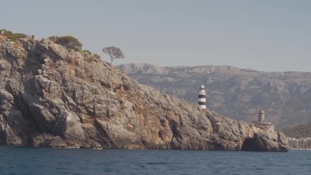 La gente está haciendo kayak alrededor de hermosos paisajes rocosos de mallorca — Vídeos de Stock