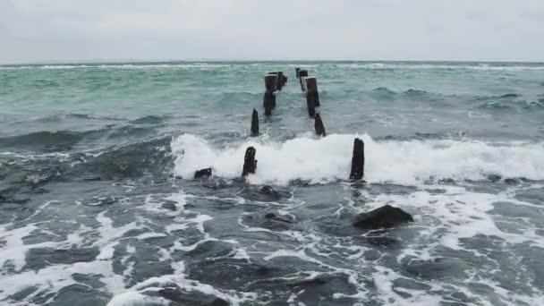Ondas do mar em uma tempestade em um dia frio — Vídeo de Stock