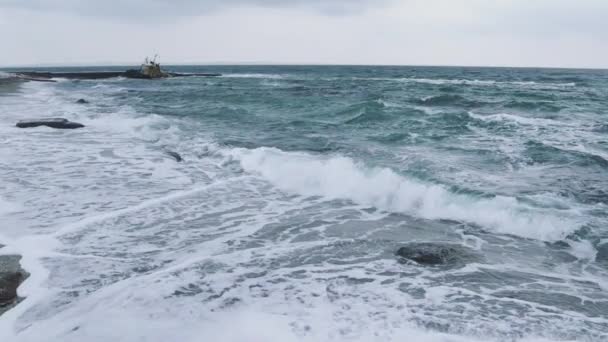 Морские волны в бурю в холодный день — стоковое видео