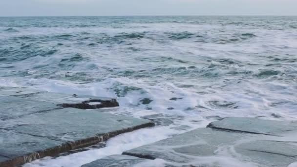 Onde marine in una tempesta in una giornata fredda al rallentatore — Video Stock