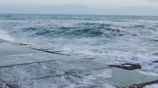 Onde marine in una tempesta in una giornata fredda al rallentatore — Video Stock