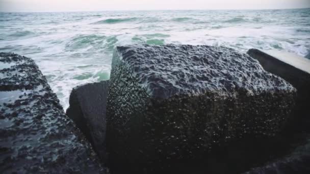 Морские волны в бурю в холодный день замедленной съемки — стоковое видео