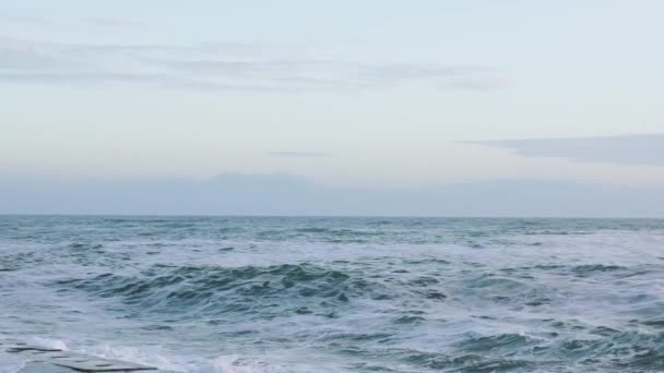 Морские волны в бурю в холодный день замедленной съемки — стоковое видео