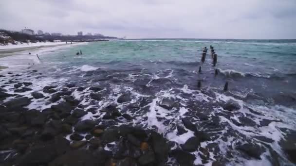 Olas marinas en una tormenta en un día frío cámara lenta — Vídeos de Stock