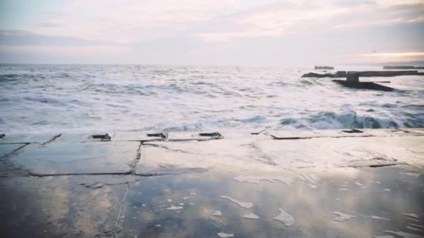 Mořské vlny v bouři na studený den zpomalený film — Stock video
