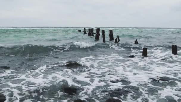 Морські хвилі в штормі в холодний день — стокове відео