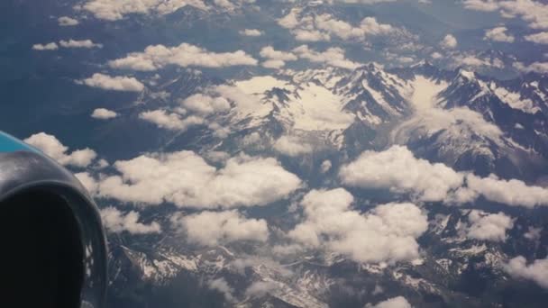 夏の雪が飛行機の窓からアルプスの景色を覆い — ストック動画