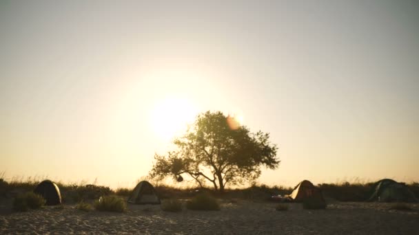 Палаточный лагерь во время заката на пляже — стоковое видео