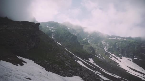 Paso transfagarasano en verano cruzando montañas de los Cárpatos — Vídeos de Stock
