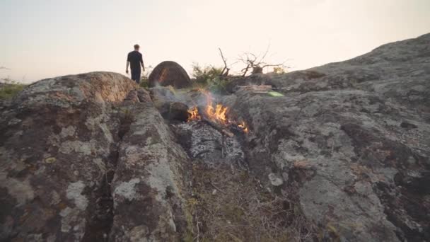 Le voyageur cuisine un poulet en feu dans les montagnes — Video