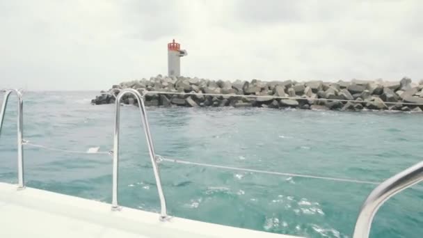 Vista de um iate para o belo farol de Narbonne, na França — Vídeo de Stock