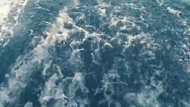 Θέα των κυμάτων στη θάλασσα από ένα γιοτ — Αρχείο Βίντεο
