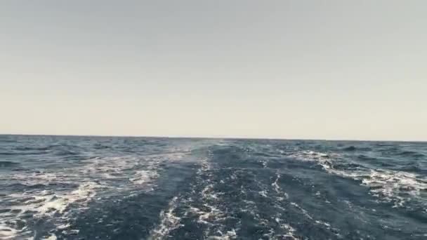 Θέα των κυμάτων στη θάλασσα από ένα γιοτ — Αρχείο Βίντεο