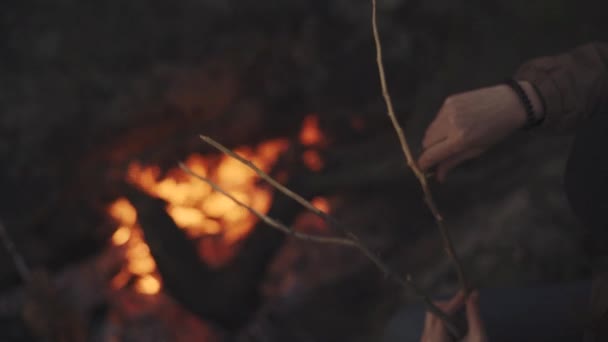 Frauen in der Nacht gekocht durch das Feuer Zeitlupe Lizenzfreies Stock-Filmmaterial