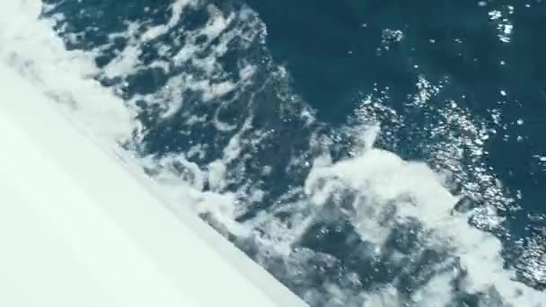 游艇冲破波浪慢动作射出清澈的蓝水 — 图库视频影像