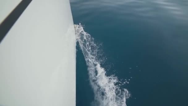 Yacht bryter vågorna slow motion skott klart blått vatten — Stockvideo