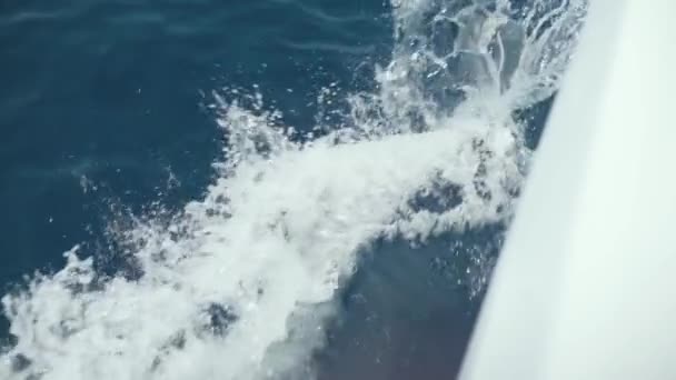 Yacht bryter vågorna slow motion skott klart blått vatten — Stockvideo