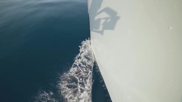 Yacht bryter vågorna slow motion skott klart blått vatten — Stockvideo