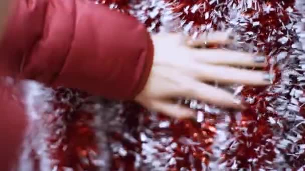 Primer plano de la mujer en el mercado elige decoraciones de Navidad Video de stock