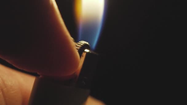 Zavřít pomalý záběr zapalovače na mužské ruce — Stock video
