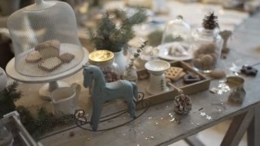 Yeni yılı ve Noel 'i kutlamak için dekore edilmiş bir odada genç bir kadın.