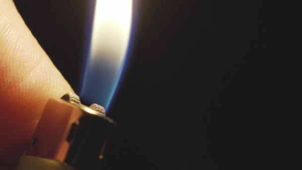Крупним планом повільний рух запальнички на руці людини — стокове відео