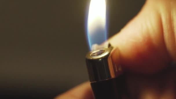 gros plan tir au ralenti du briquet sur la main de l'homme 