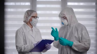 Tıp enstitüsünde. Asistanı doktora hastaların testlerinden bir virüs örneği getirdi.