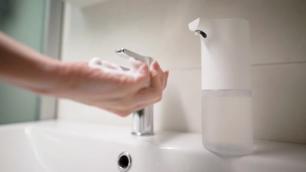 Womens handen in het frame. Het meisje gebruikte een automatische dispenser voor zeep. De schuimgenerator heeft het juiste volume. — Stockvideo