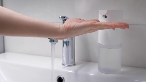 Automatic foam generator puts on hand the desired dose of soap. Modern technoloigia in the bathroom. Womens hands — Stock Video