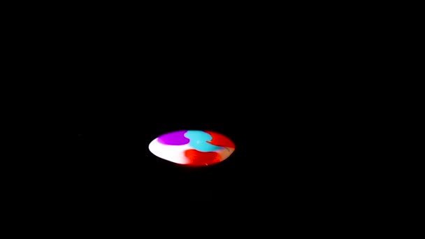 Φωτεινό πολύχρωμο σχέδιο gel-λάκα για τα νύχια. Σταγόνες χρωμάτων διαφορετικών χρωμάτων στάζουν και αναδεύονται σε μια μαύρη επιφάνεια — Αρχείο Βίντεο