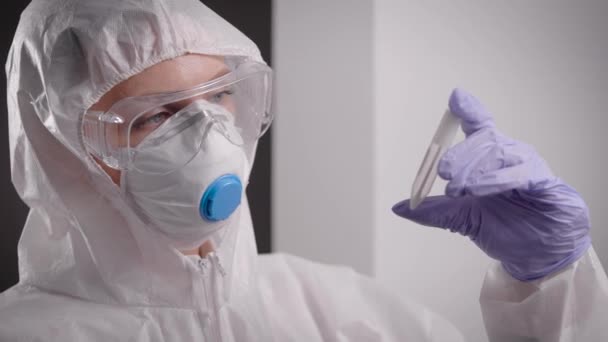 Pandemia Covid-19. In un laboratorio medico che lavora con virus pericolosi — Video Stock