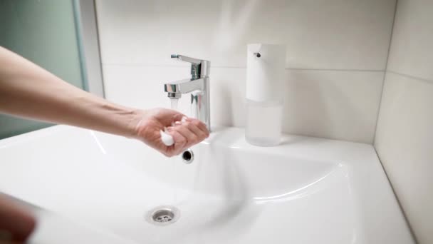 Les mains des femmes dans le cadre. La fille a utilisé un distributeur automatique pour le savon. Le générateur de mousse a mis le bon volume . — Video