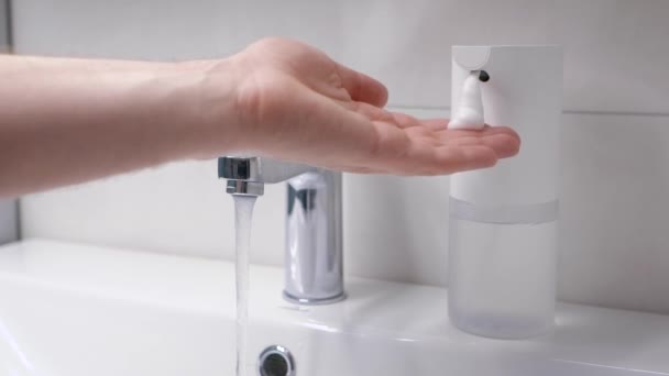 Otomatis busa generator menempatkan di tangan dosis yang diinginkan sabun. Teknologi modern di kamar mandi. Tangan wanita. — Stok Video