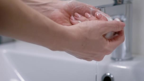 Un homme se lave les mains dans sa salle de bain. Mens mains dans le cadre, une maison moderne avec un distributeur automatique de mousse. — Video