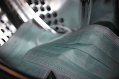 Çamaşır makinesinde kirli ağız koruması.