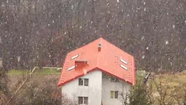 Hus Och Snö Det Snöar — Stockvideo