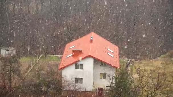 房子和雪 天在下雪 — 图库视频影像