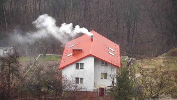 煙突から煙が出た 冬のブリザード — ストック動画