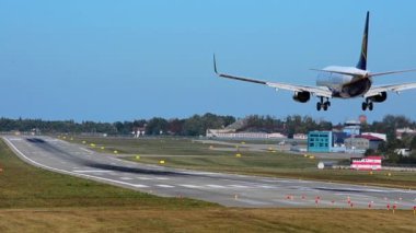 Uçağın havaalanındaki piste inmesi..