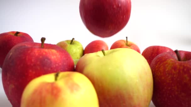 Manzana Cae Agua Movimiento Lento — Vídeo de stock