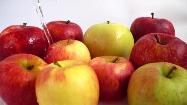 Миття Яблук Під Струменем Води Повільний Рух — стокове відео