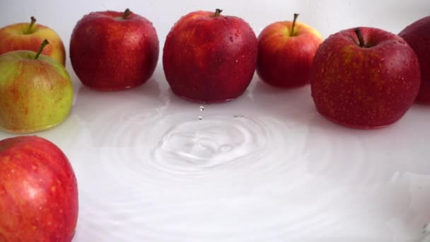 苹果掉进了水里 慢动作 — 图库视频影像