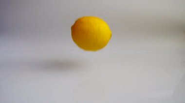 Limonun düşüşü. Yavaş çekim.